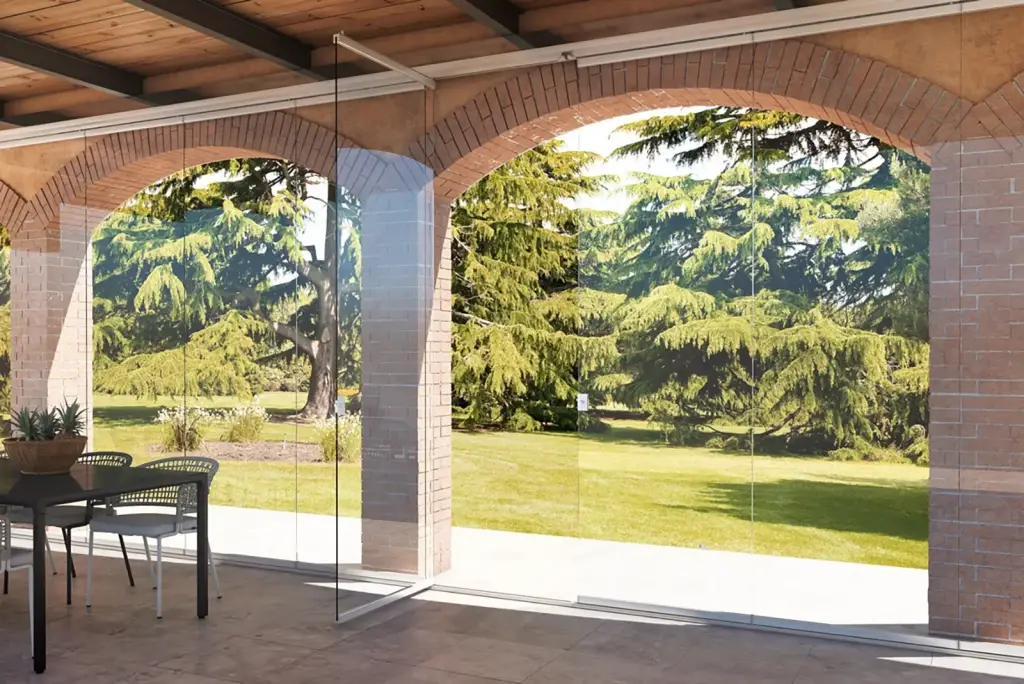 Chiusura portico con vetrate panoramiche VEPA in edilizia libera a Latina