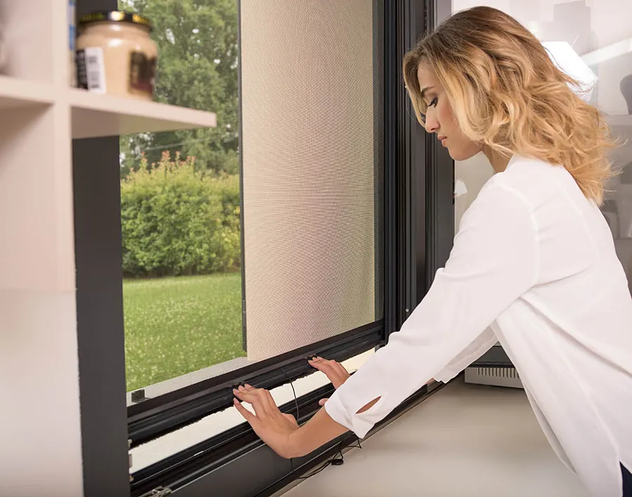 Zanzariere installate su finestra per comfort abitativo a Latina